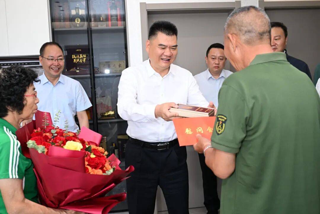 胡忠雄王宏走访慰问抗战老战士和老战士遗属