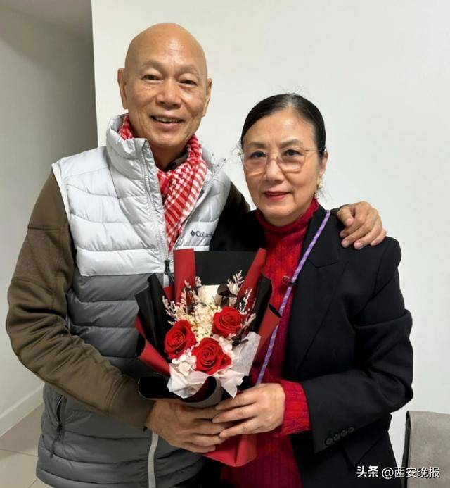 79岁老戏骨景区打工！年轻人：状态比我好！此前自曝4次患癌，已放弃化疗，分配好遗产