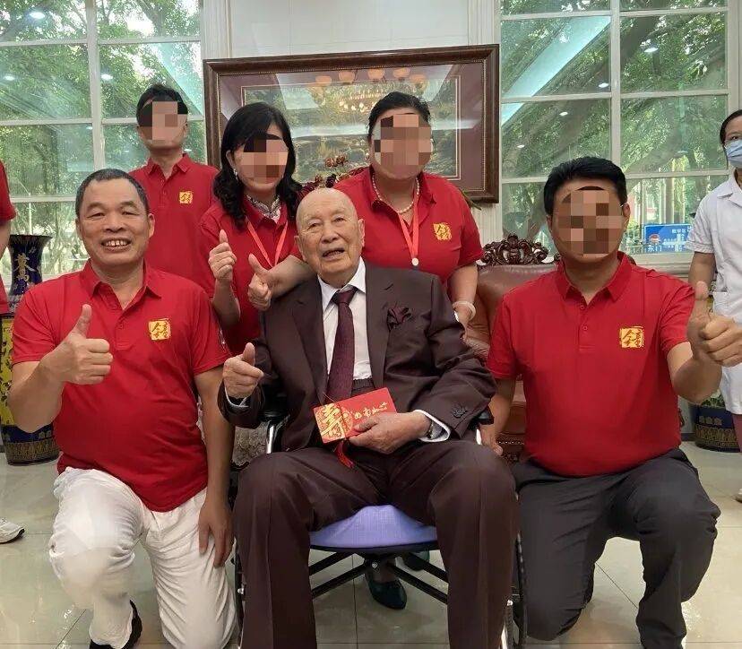 “冒用师门、蹭合影”，百岁院士的生日宴上究竟发生了什么？